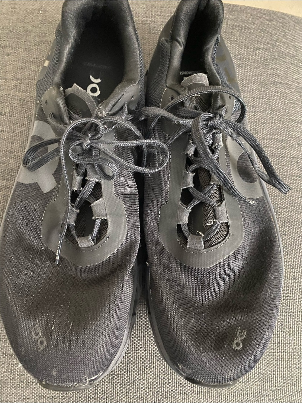 Men’s On Clouds Black Sneakers Size 10M Used